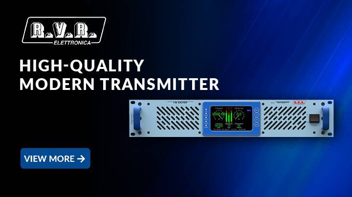 Transmisor moderno de alta calidad RVR Electronics con diseño robusto y pantalla digital para estaciones de radio, presentando tecnología de vanguardia en transmisión de señales de audio.